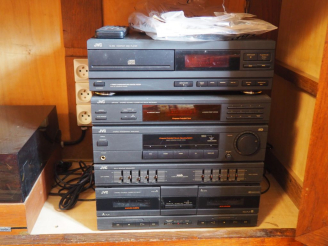 Vente aux enchères Chaine Hi-Fi et platine Vinyle avec une paire d'enceintes.