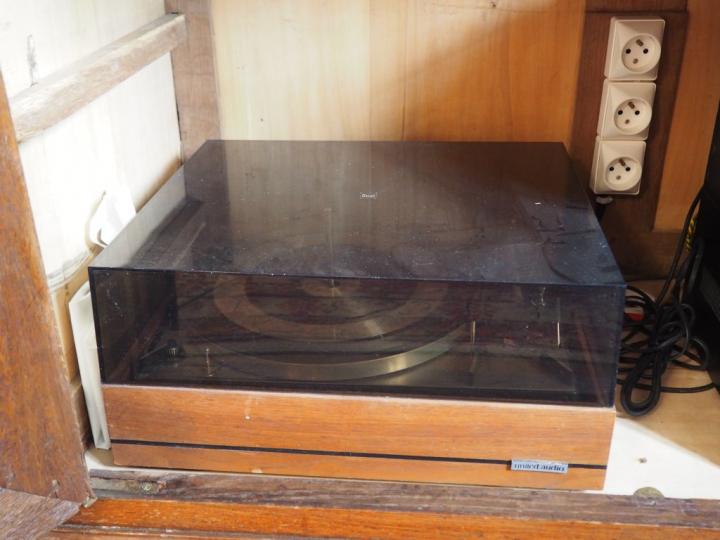 Chaine Hi-Fi et platine Vinyle avec une paire d'enceintes.