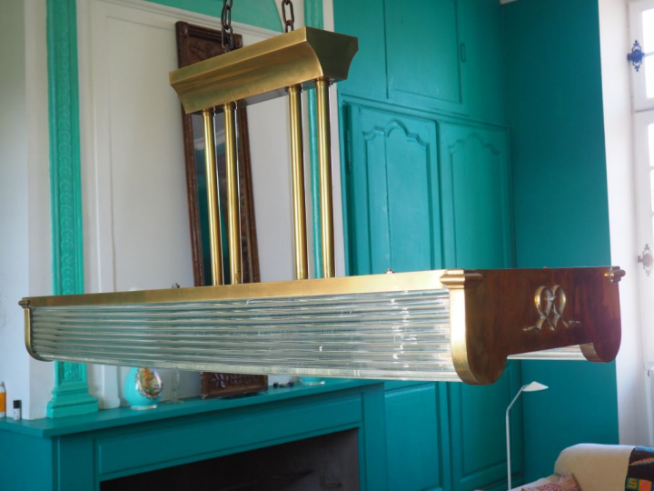 Grande suspension 1940 en verre et laiton (PERZEL ?) Dim. 124 x 44 x 6