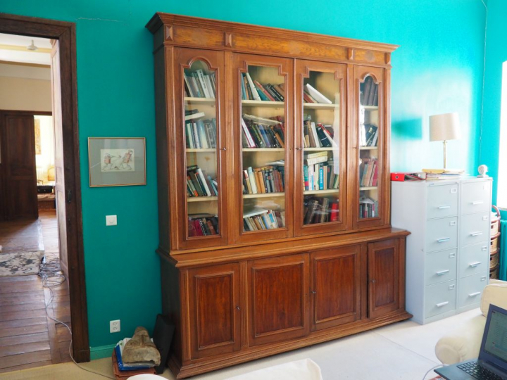 Bibliothèque de style Louis XVI en chêne, ouvrant à quatre portes vitr