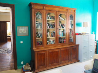 Vente aux enchères Bibliothèque de style Louis XVI en chêne, ouvrant à quatre portes vitr