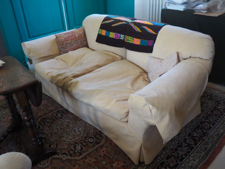 Mobilier de salon de style club, garniture peau de chamois. Dim. 73 x 