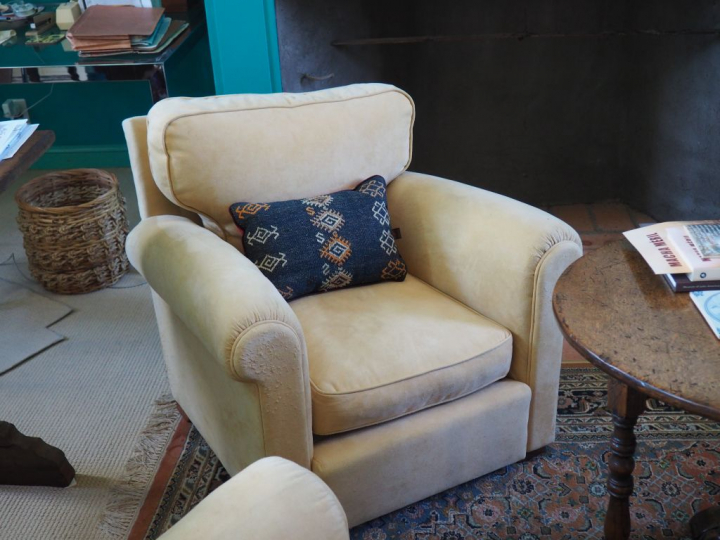 Mobilier de salon de style club, garniture peau de chamois. Dim. 73 x 