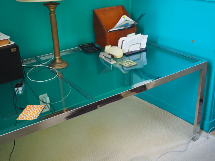 Bureau moderne en verre et métal chromé, avec ses deux rallonges (150 