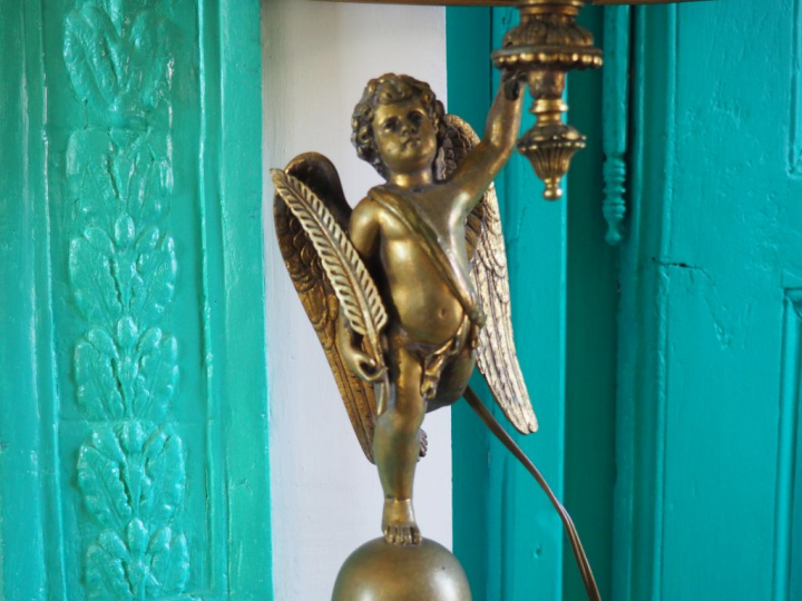 Lampe de style Empire en bronze et marbre à décor d'un angelot. H. 70 