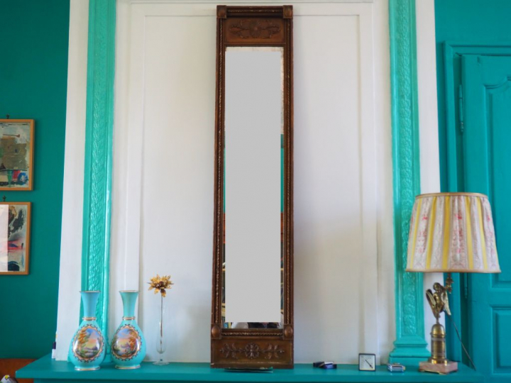 Miroir de style Louis XVI en stuc doré. 169 x 36,5 cm.