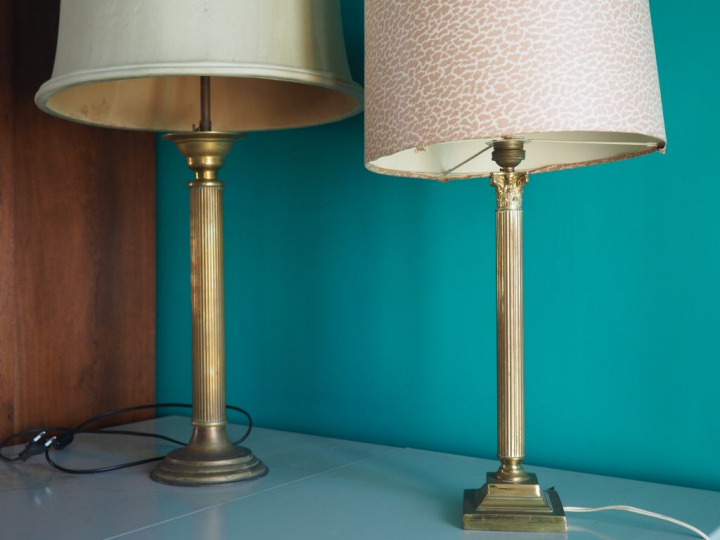 Deux différentes lampes en métal de style Empire. Dim. 124 x 44 x 63 c