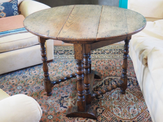 Vente aux enchères Petit table à abattants en bois naturel mouluré.