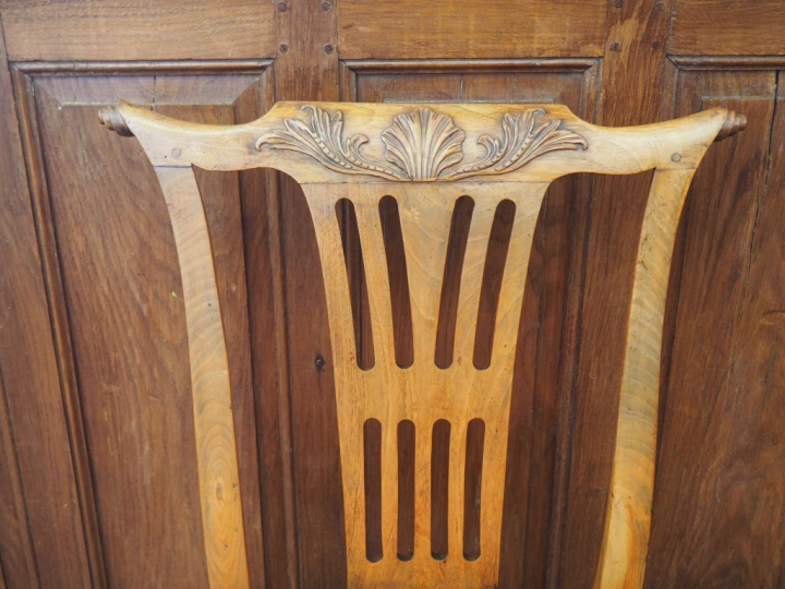 Suite de 4 chaises anglaises XVIIIème en noyer mouluré et sculpté, gar