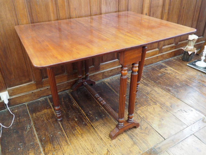 Table gate legged en acajou, pieds cannelés, deux abattants. Dim. 71 x