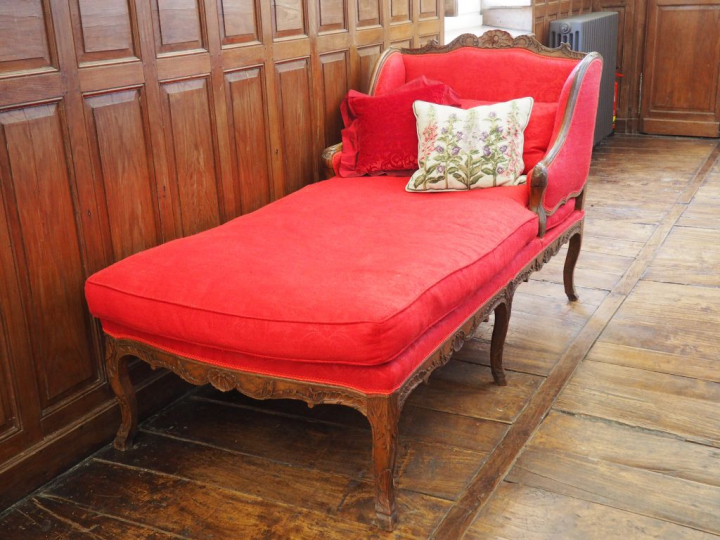 Duchesse de style Louis XV en bois naturel mouluré et sculpté décor de