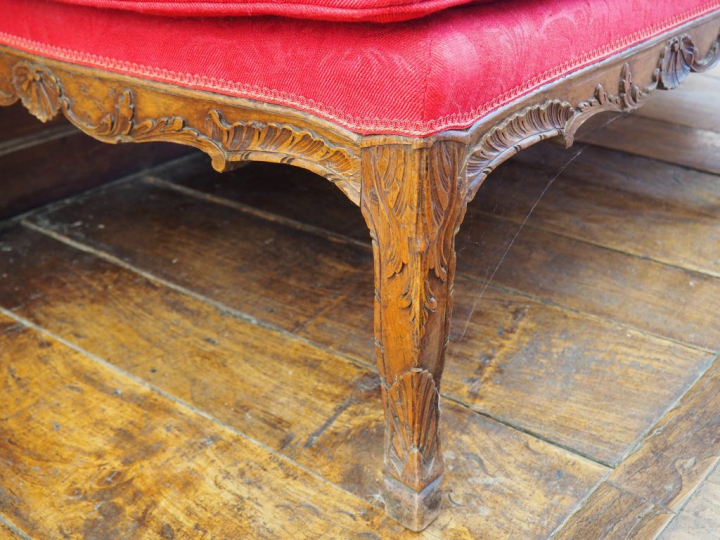 Duchesse de style Louis XV en bois naturel mouluré et sculpté décor de