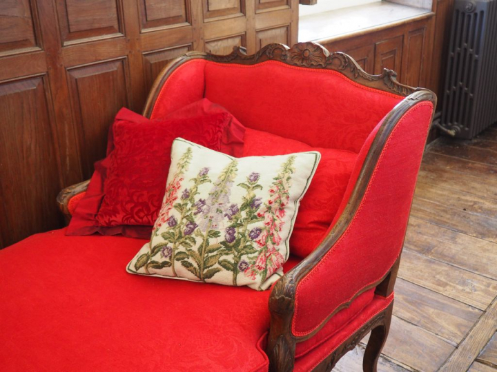 Duchesse de style Louis XV en bois naturel mouluré et sculpté décor de