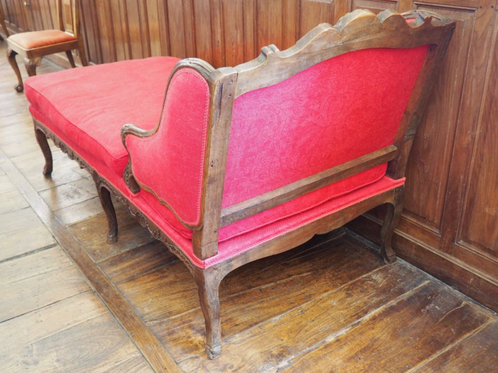 Duchesse de style Louis XV en bois naturel mouluré et sculpté décor de