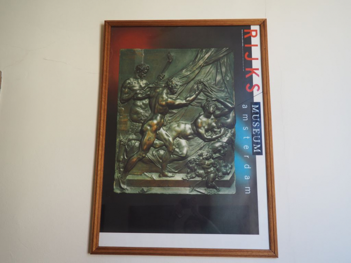 4 encadrements contenant des affiches d'exposition.