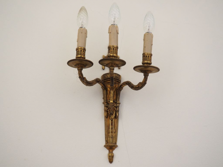 Paire d'appliques de style Louis XVI en bronze éclairant à 3 lumières.
