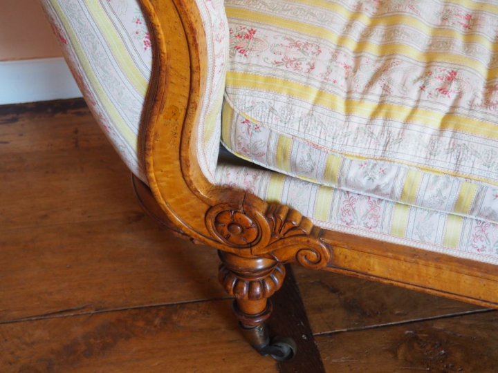 Récamier XIXème en placage de loupe d'orme, dossier gondole, pieds bal