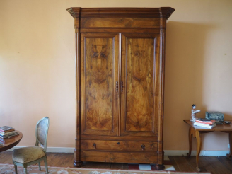 Vente aux enchères Armoire lingère XIXème en noyer ouvrant à deux portes et deux tiroirs.