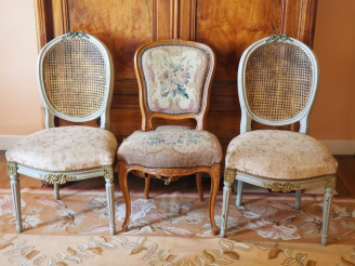 Vente aux enchères Paire de chaises de style Louis XVI en bois laqué gris dossier canné e