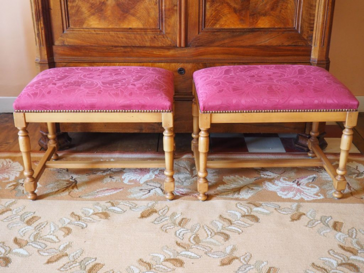 Paire de petites banquettes de style Louis XIII garniture de tissu lie