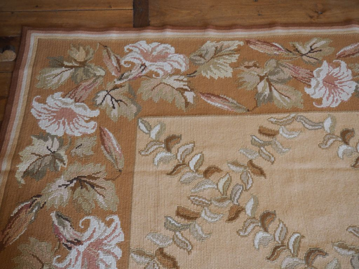 Tapis moderne à fond rose et brun. Dim. 417 x 415 cm.