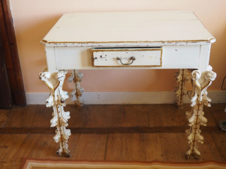 Vente aux enchères Table de toilette 1900 en bois laqué blanc et sculpté à décor de fleur