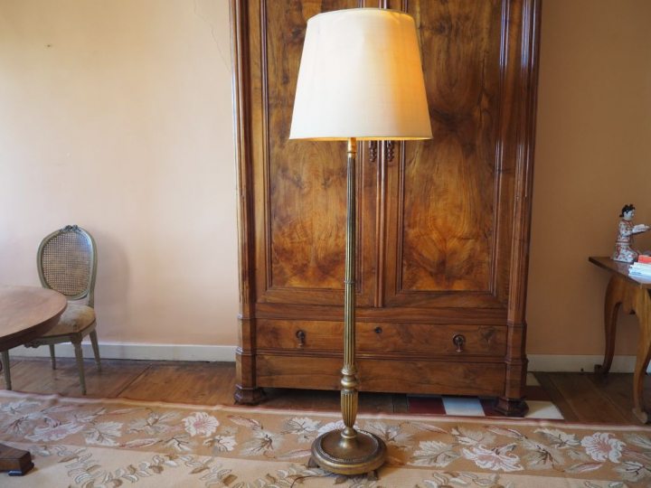 Lampadaire de style Louis XVI en bois doré. H. 186 cm.