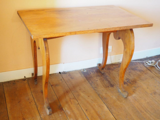 Vente aux enchères Table en ormeau piétement stylisé en forme de console. Dim. 74,5 x 100