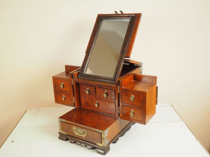 Coffret de toilette de style Extrême-Orient en bois de placage et lait