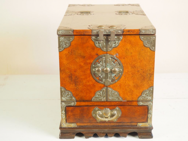 Coffret de toilette de style Extrême-Orient en bois de placage et lait