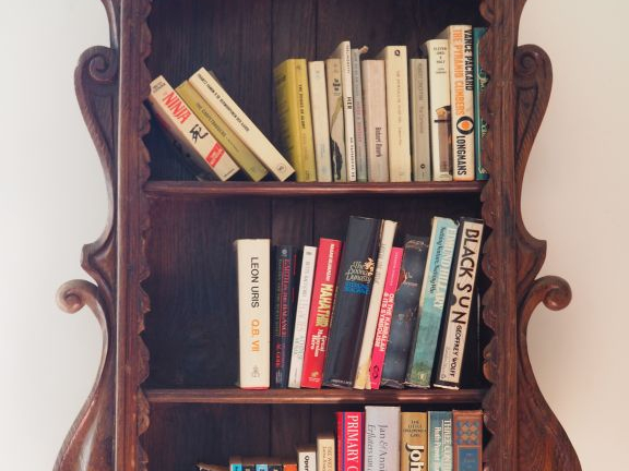 Etagère en bois naturel mouluré et sculpté. Dim. 107 x 78 cm.