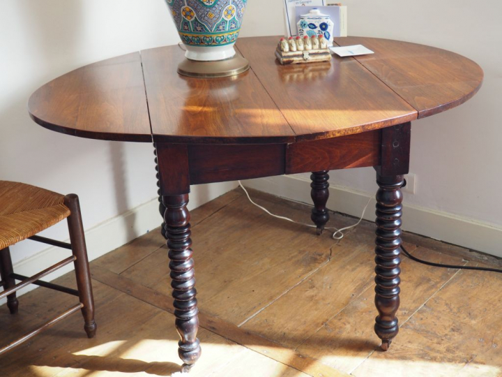 Table à abattants de style Louis-Philippe en palissandre. Dim. 134 x 1