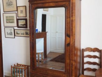 Vente aux enchères Armoire à glace Napoléon III en placage de noyer. Dim. 220 x 102 x 41 