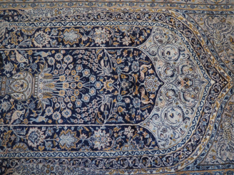 Vente aux enchères Tapis d'Orient fond bleu. Dim. 183 x 124 cm.