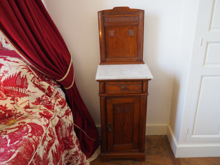 Paire de chevets 1930 en chêne sculpté dessus marbre blanc. Dim. 129 x