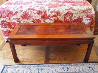 Vente aux enchères Table basse chinoise en bois exotique. Dim. 45 x 110 x 45 cm.