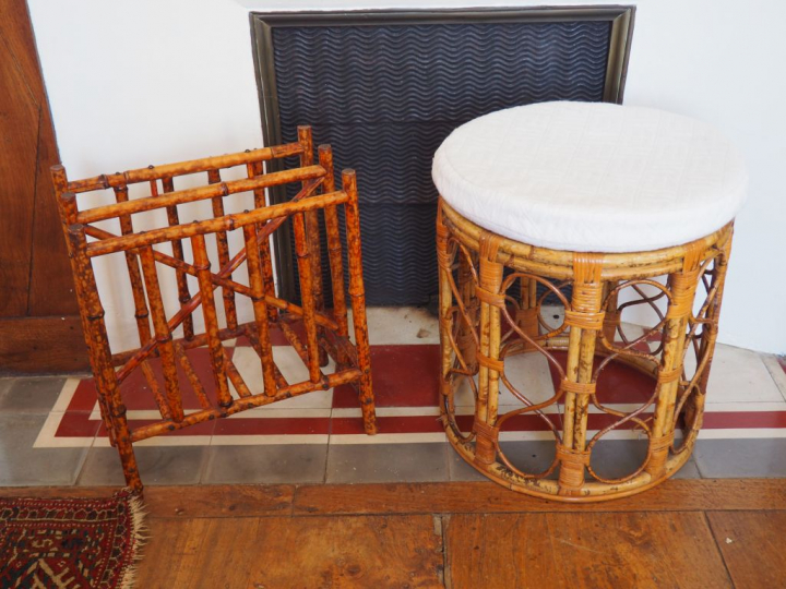 Tabouret et un porte revues en bambou, chaise paillée.