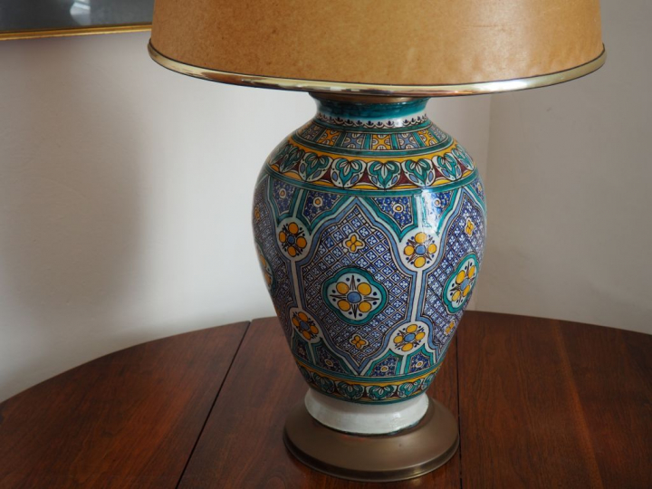 Lampe en céramique marocaine. H. 46 cm.