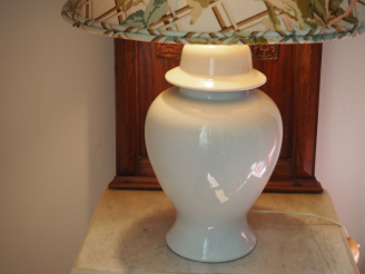 Vente aux enchères Paire de lampes en porcelaine blanche. H. 33 cm.