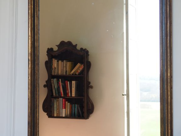 Miroir rectangulaire en bois peint et doré. Dim. 110 x 75 cm. On y joi