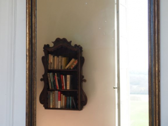 Vente aux enchères Miroir rectangulaire en bois peint et doré. Dim. 110 x 75 cm. On y joi