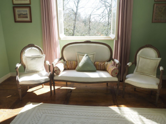 Vente aux enchères Mobilier de salon de style transition Louis XV-Louis XVI en bois relaq