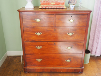 Vente aux enchères Commode anglaise XIXème en acajou et placage d'acajou, cinq tiroirs en