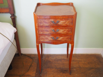 Vente aux enchères Paire de chevets de style Louis XV en marqueterie. Dim. 75 x 36,5 x 35