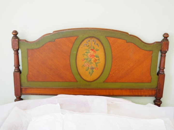 Paire de lits, matelas, sommier, bois de lit de style Directoire à déc