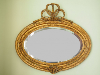 Vente aux enchères Miroir ovale de style Louis XVI, cadre en bois et stuc doré à décor de
