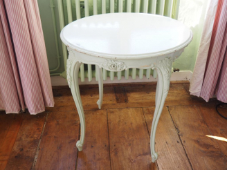 Vente aux enchères Table de style Louis XV en bois laqué vert et une bibliothèque basse e