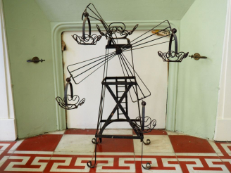 Vente aux enchères Moulin en métal. H. 74 cm.