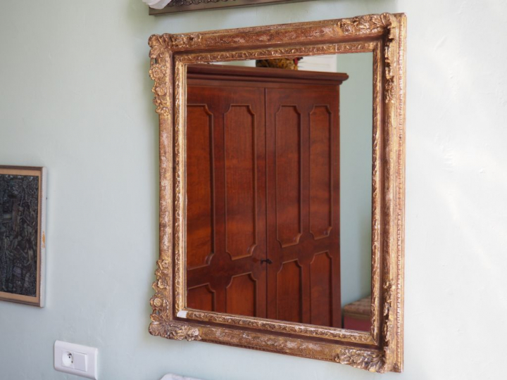 Miroir de salle de bains rectangulaire en stuc doré. Dim. 70 x 62 cm.