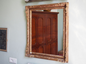 Vente aux enchères Miroir de salle de bains rectangulaire en stuc doré. Dim. 70 x 62 cm.